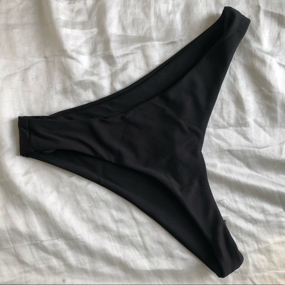 Black Bikini Bottom 🖤 - Picture 3 of 4